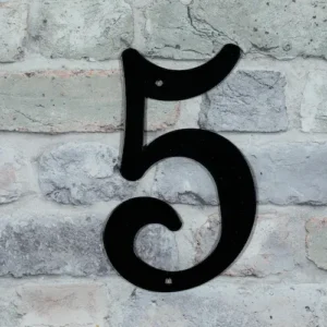 Husnummer nr 5 på husmur.