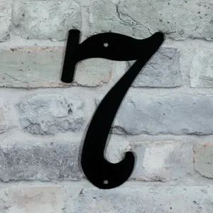 Husnummer nr 7 på husmur.